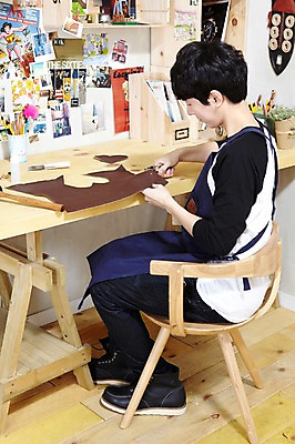 포토 JPG 스튜디오촬영 전신 라이프스타일 남자 화분 맨라이프 의자 실내 한명 들기 사람 앉기 동양인 20대 성인 취미 옆모습 책 연필 앞치마 한국인 공구 직물 망치 가죽 공예 천 책상 즐거움 연필꽂이 만들기 작업도구 가죽공예 남자만 남자한명만 성인남자만 청년만 청년남자만 청년남자한명만 성인한명만 성인남자한명만 성인만 국내포토 펀칭기 1 감정 뷰포인트 가구 모션 문구용품 학용품 인종 청년 내부 생활 필기구 사무용품 도구 파일형식