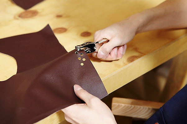 포토 JPG 스튜디오촬영 라이프스타일 손 남자 맨라이프 신체 실내 한명 들기 사람 근접촬영 성인 취미 아웃포커스 신체부위 도구 공구 직물 구멍 가죽 공예 천 책상 즐거움 만들기 작업도구 가죽공예 성인만 국내포토 펀칭기 1 감정 뷰포인트 가구 모션 촬영기법 내부 생활 사무용품 파일형식