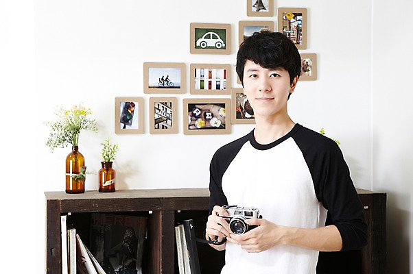 포토 JPG 스튜디오촬영 식물 라이프스타일 남자 꽃 맨라이프 책장 선반 실내 한명 들기 사람 동양인 상반신 20대 성인 취미 앞모습 책 꽃병 사진촬영 촬영 전시 한국인 즐거움 기념사진 남자만 남자한명만 성인남자만 청년만 청년남자만 청년남자한명만 성인한명만 성인남자한명만 성인만 국내포토 1 감정 뷰포인트 가구 모션 인종 청년 내부 생활 파일형식