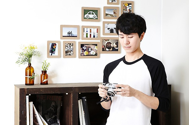 포토 JPG 스튜디오촬영 식물 라이프스타일 응시 남자 꽃 맨라이프 책장 선반 실내 한명 들기 사람 동양인 상반신 20대 성인 취미 앞모습 책 꽃병 사진촬영 촬영 전시 한국인 즐거움 기념사진 남자만 남자한명만 성인남자만 청년만 청년남자만 청년남자한명만 성인한명만 성인남자한명만 성인만 국내포토 1 시선 감정 뷰포인트 가구 모션 인종 청년 내부 생활 파일형식