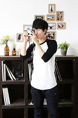 포토 JPG 스튜디오촬영 식물 라이프스타일 남자 꽃 화분 맨라이프 책장 선반 실내 한명 서기 들기 사람 동양인 20대 성인 취미 앞모습 책 꽃병 사진촬영 촬영 전시 한국인 즐거움 기념사진 남자만 남자한명만 성인남자만 청년만 청년남자만 청년남자한명만 성인한명만 성인남자한명만 성인만 국내포토 1 감정 뷰포인트 가구 모션 인종 청년 내부 생활 파일형식