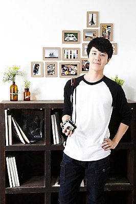 포토 JPG 스튜디오촬영 식물 라이프스타일 남자 꽃 화분 맨라이프 허리손 책장 선반 실내 한명 서기 들기 사람 동양인 20대 성인 취미 앞모습 책 꽃병 사진촬영 촬영 전시 한국인 즐거움 기념사진 남자만 남자한명만 성인남자만 청년만 청년남자만 청년남자한명만 성인한명만 성인남자한명만 성인만 국내포토 1 감정 뷰포인트 포즈 가구 모션 인종 청년 내부 생활 파일형식