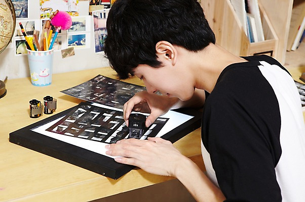 포토 JPG 스튜디오촬영 라이프스타일 응시 남자 맨라이프 책장 실내 한명 들기 사람 동양인 상반신 20대 성인 취미 옆모습 연필 지구본 사진촬영 한국인 필름 책상 즐거움 연필꽂이 사진필름 기념사진 라이트박스 루빼 사진현상 인화 필름사진 필름현상 현상 남자만 남자한명만 성인남자만 청년만 청년남자만 청년남자한명만 성인한명만 성인남자한명만 성인만 국내포토 1 시선 감정 뷰포인트 가구 모션 문구용품 학용품 인종 청년 내부 생활 필기구 촬영 파일형식