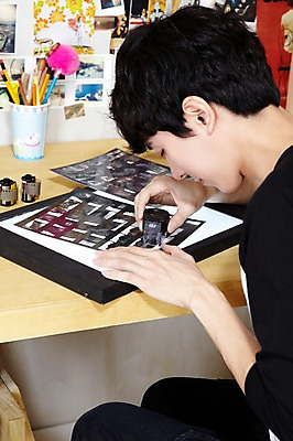 포토 JPG 스튜디오촬영 라이프스타일 응시 남자 맨라이프 실내 한명 들기 사람 동양인 20대 성인 취미 옆모습 연필 사진촬영 한국인 필름 책상 즐거움 연필꽂이 사진필름 기념사진 라이트박스 루빼 사진현상 인화 필름사진 필름현상 현상 남자만 남자한명만 성인남자만 청년만 청년남자만 청년남자한명만 성인한명만 성인남자한명만 성인만 국내포토 1 시선 감정 뷰포인트 가구 모션 문구용품 학용품 인종 청년 내부 생활 필기구 촬영 파일형식