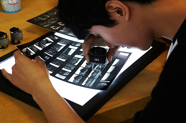 포토 JPG 스튜디오촬영 라이프스타일 응시 남자 맨라이프 실내 한명 들기 사람 동양인 20대 성인 취미 옆모습 사진촬영 한국인 필름 책상 즐거움 사진필름 기념사진 라이트박스 루빼 사진현상 인화 필름사진 필름현상 현상 남자만 남자한명만 성인남자만 청년만 청년남자만 청년남자한명만 성인한명만 성인남자한명만 성인만 국내포토 1 시선 감정 뷰포인트 가구 모션 인종 청년 내부 생활 촬영 파일형식