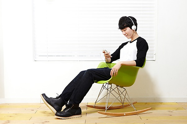 포토 JPG 스튜디오촬영 전신 라이프스타일 응시 남자 음악 맨라이프 의자 창문 휴식 실내 한명 들기 사람 앉기 동양인 20대 성인 취미 옆모습 스마트폰 헤드폰 헤드셋 음악감상 감상 듣기 한국인 블라인드 마루 창가 즐거움 남자만 남자한명만 성인남자만 청년만 청년남자만 청년남자한명만 성인한명만 성인남자한명만 성인만 국내포토 1 시선 감정 뷰포인트 음향기기 가구 컨셉 모션 문화예술 바닥 인종 청년 내부 생활 핸드폰 스마트기기 커튼 파일형식