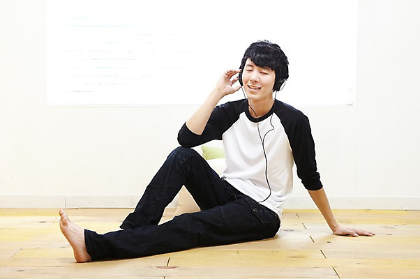 포토 JPG 스튜디오촬영 전신 라이프스타일 남자 음악 맨라이프 쿠션 창문 맨발 휴식 실내 한명 미소 웃음 사람 앉기 동양인 20대 성인 취미 옆모습 눈감음 헤드폰 헤드셋 음악감상 감상 듣기 한국인 블라인드 마루 창가 즐거움 남자만 남자한명만 성인남자만 청년만 청년남자만 청년남자한명만 성인한명만 성인남자한명만 성인만 국내포토 1 감정 뷰포인트 음향기기 컨셉 모션 발 문화예술 바닥 표정 인종 청년 내부 생활 커튼 파일형식