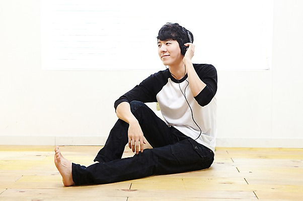 포토 JPG 스튜디오촬영 전신 라이프스타일 응시 남자 음악 맨라이프 쿠션 창문 맨발 휴식 실내 한명 미소 웃음 사람 앉기 동양인 20대 성인 취미 옆모습 헤드폰 헤드셋 음악감상 감상 듣기 한국인 블라인드 마루 창가 즐거움 남자만 남자한명만 성인남자만 청년만 청년남자만 청년남자한명만 성인한명만 성인남자한명만 성인만 국내포토 1 시선 감정 뷰포인트 음향기기 컨셉 모션 발 문화예술 바닥 표정 인종 청년 내부 생활 커튼 파일형식