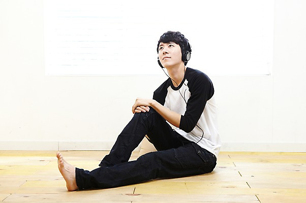 포토 JPG 스튜디오촬영 전신 라이프스타일 응시 남자 음악 맨라이프 쿠션 창문 맨발 휴식 실내 한명 사람 앉기 동양인 20대 성인 취미 옆모습 헤드폰 헤드셋 음악감상 감상 듣기 한국인 블라인드 마루 창가 즐거움 남자만 남자한명만 성인남자만 청년만 청년남자만 청년남자한명만 성인한명만 성인남자한명만 성인만 국내포토 1 시선 감정 뷰포인트 음향기기 컨셉 모션 발 문화예술 바닥 인종 청년 내부 생활 커튼 파일형식