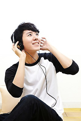 포토 JPG 스튜디오촬영 라이프스타일 응시 남자 음악 맨라이프 쿠션 휴식 실내 한명 미소 웃음 사람 앉기 동양인 20대 성인 취미 앞모습 헤드폰 헤드셋 음악감상 감상 듣기 한국인 마루 즐거움 남자만 남자한명만 성인남자만 청년만 청년남자만 청년남자한명만 성인한명만 성인남자한명만 성인만 국내포토 1 시선 감정 뷰포인트 음향기기 컨셉 모션 문화예술 바닥 표정 인종 청년 내부 생활 파일형식