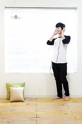 포토 JPG 스튜디오촬영 전신 라이프스타일 남자 음악 맨라이프 쿠션 창문 맨발 휴식 조명 실내 한명 서기 사람 동양인 20대 성인 취미 앞모습 눈감음 헤드폰 헤드셋 음악감상 감상 듣기 한국인 블라인드 마루 창가 즐거움 남자만 남자한명만 성인남자만 청년만 청년남자만 청년남자한명만 성인한명만 성인남자한명만 성인만 국내포토 1 감정 뷰포인트 음향기기 컨셉 모션 발 문화예술 바닥 인종 청년 내부 생활 커튼 파일형식