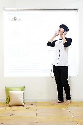 포토 JPG 스튜디오촬영 전신 라이프스타일 응시 남자 음악 맨라이프 쿠션 창문 맨발 휴식 조명 실내 한명 서기 미소 웃음 사람 동양인 20대 성인 취미 앞모습 헤드폰 헤드셋 음악감상 감상 듣기 한국인 블라인드 마루 창가 즐거움 남자만 남자한명만 성인남자만 청년만 청년남자만 청년남자한명만 성인한명만 성인남자한명만 성인만 국내포토 1 시선 감정 뷰포인트 음향기기 컨셉 모션 발 문화예술 바닥 표정 인종 청년 내부 생활 커튼 파일형식