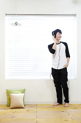 포토 JPG 스튜디오촬영 전신 라이프스타일 남자 음악 맨라이프 쿠션 창문 맨발 휴식 조명 실내 한명 서기 사람 동양인 20대 성인 취미 앞모습 눈감음 헤드폰 헤드셋 음악감상 감상 듣기 한국인 블라인드 마루 창가 즐거움 남자만 남자한명만 성인남자만 청년만 청년남자만 청년남자한명만 성인한명만 성인남자한명만 성인만 국내포토 1 감정 뷰포인트 음향기기 컨셉 모션 발 문화예술 바닥 인종 청년 내부 생활 커튼 파일형식