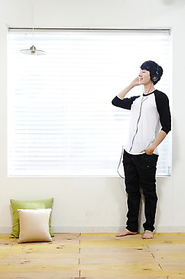 포토 JPG 스튜디오촬영 전신 라이프스타일 남자 음악 맨라이프 쿠션 창문 맨발 휴식 조명 실내 한명 서기 사람 동양인 20대 성인 취미 옆모습 눈감음 헤드폰 헤드셋 음악감상 감상 듣기 한국인 블라인드 마루 창가 즐거움 남자만 남자한명만 성인남자만 청년만 청년남자만 청년남자한명만 성인한명만 성인남자한명만 성인만 국내포토 1 감정 뷰포인트 음향기기 컨셉 모션 발 문화예술 바닥 인종 청년 내부 생활 커튼 파일형식