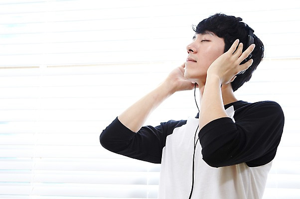 포토 JPG 스튜디오촬영 라이프스타일 남자 음악 맨라이프 창문 휴식 실내 한명 사람 동양인 상반신 20대 성인 취미 옆모습 눈감음 헤드폰 헤드셋 음악감상 감상 듣기 한국인 블라인드 창가 즐거움 남자만 남자한명만 성인남자만 청년만 청년남자만 청년남자한명만 성인한명만 성인남자한명만 성인만 국내포토 1 감정 뷰포인트 음향기기 컨셉 모션 문화예술 인종 청년 내부 생활 커튼 파일형식