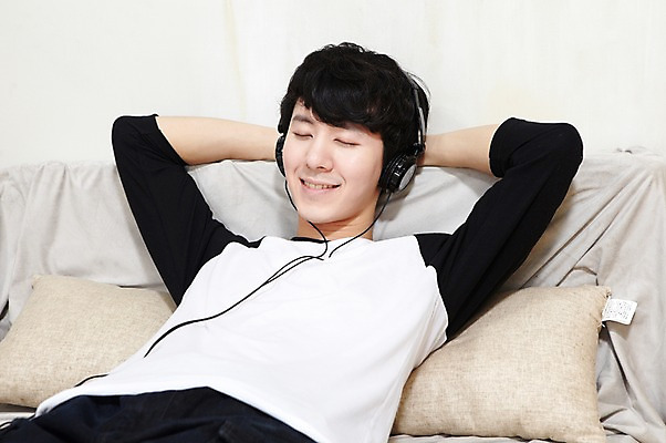 포토 JPG 스튜디오촬영 라이프스타일 남자 음악 맨라이프 쿠션 휴식 실내 한명 미소 웃음 사람 동양인 상반신 20대 성인 취미 소파 눕기 눈감음 헤드폰 헤드셋 음악감상 감상 듣기 한국인 즐거움 팔베개 남자만 남자한명만 성인남자만 청년만 청년남자만 청년남자한명만 성인한명만 성인남자한명만 성인만 국내포토 1 감정 음향기기 컨셉 의자 모션 문화예술 표정 인종 청년 내부 생활 파일형식