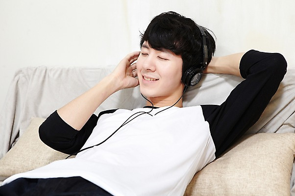 포토 JPG 스튜디오촬영 라이프스타일 남자 음악 맨라이프 쿠션 휴식 실내 한명 미소 웃음 사람 동양인 상반신 20대 성인 취미 소파 눕기 눈감음 헤드폰 헤드셋 음악감상 감상 듣기 한국인 즐거움 팔베개 남자만 남자한명만 성인남자만 청년만 청년남자만 청년남자한명만 성인한명만 성인남자한명만 성인만 국내포토 1 감정 음향기기 컨셉 의자 모션 문화예술 표정 인종 청년 내부 생활 파일형식