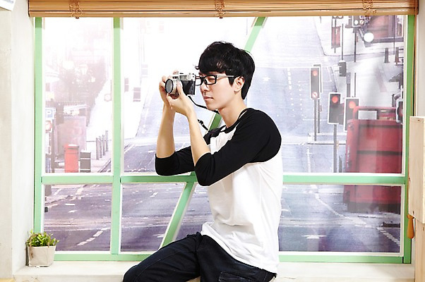 포토 JPG 스튜디오촬영 라이프스타일 남자 화분 안경 맨라이프 창문 한국 실내 한명 들기 사람 동양인 20대 성인 취미 옆모습 카메라 사진촬영 촬영 한국인 블라인드 즐거움 찍기 남자만 남자한명만 성인남자만 청년만 청년남자만 청년남자한명만 성인한명만 성인남자한명만 성인만 안경낌 국내포토 1 잡화 감정 아시아 뷰포인트 모션 인종 청년 내부 생활 전자제품 커튼 파일형식