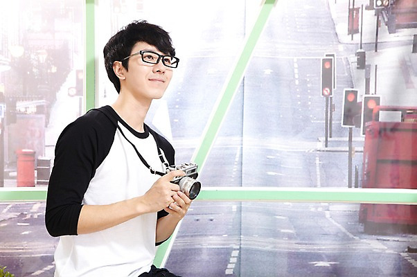 포토 JPG 스튜디오촬영 라이프스타일 응시 남자 안경 맨라이프 창문 한국 실내 한명 미소 웃음 들기 사람 동양인 상반신 20대 성인 취미 옆모습 카메라 사진촬영 촬영 한국인 즐거움 남자만 남자한명만 성인남자만 청년만 청년남자만 청년남자한명만 성인한명만 성인남자한명만 성인만 안경낌 국내포토 1 시선 잡화 감정 아시아 뷰포인트 모션 표정 인종 청년 내부 생활 전자제품 파일형식