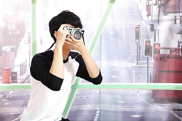 포토 JPG 스튜디오촬영 라이프스타일 남자 안경 맨라이프 창문 한국 실내 한명 들기 사람 동양인 상반신 20대 성인 취미 옆모습 카메라 사진촬영 촬영 한국인 즐거움 찍기 남자만 남자한명만 성인남자만 청년만 청년남자만 청년남자한명만 성인한명만 성인남자한명만 성인만 안경낌 국내포토 1 잡화 감정 아시아 뷰포인트 모션 인종 청년 내부 생활 전자제품 파일형식