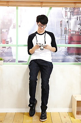 포토 JPG 스튜디오촬영 전신 라이프스타일 응시 남자 화분 안경 맨라이프 창문 한국 실내 한명 서기 사람 동양인 20대 성인 취미 앞모습 카메라 사진촬영 촬영 한국인 블라인드 마루 즐거움 남자만 남자한명만 성인남자만 청년만 청년남자만 청년남자한명만 성인한명만 성인남자한명만 성인만 안경낌 국내포토 1 시선 잡화 감정 아시아 뷰포인트 모션 바닥 인종 청년 내부 생활 전자제품 커튼 파일형식