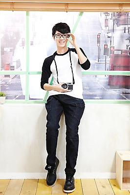 포토 JPG 스튜디오촬영 전신 라이프스타일 남자 화분 안경 맨라이프 창문 한국 실내 한명 서기 미소 웃음 사람 동양인 20대 성인 취미 앞모습 카메라 사진촬영 촬영 한국인 블라인드 마루 즐거움 남자만 남자한명만 성인남자만 청년만 청년남자만 청년남자한명만 성인한명만 성인남자한명만 성인만 안경낌 국내포토 1 잡화 감정 아시아 뷰포인트 모션 바닥 표정 인종 청년 내부 생활 전자제품 커튼 파일형식