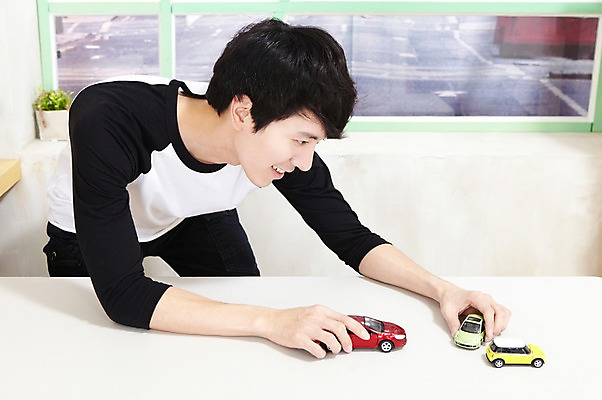 포토 JPG 스튜디오촬영 라이프스타일 남자 화분 맨라이프 창문 자동차 놀이 탁자 실내 한명 미소 웃음 사람 동양인 상반신 20대 성인 취미 앞모습 장난감 놀이용품 한국인 장난감자동차 즐거움 자동차놀이 자동차모형 남자만 남자한명만 성인남자만 청년만 청년남자만 청년남자한명만 성인한명만 성인남자한명만 성인만 국내포토 1 감정 육상교통 뷰포인트 가구 표정 인종 청년 내부 생활 모형 오브젝트 파일형식