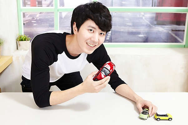 포토 JPG 스튜디오촬영 라이프스타일 남자 화분 맨라이프 창문 자동차 놀이 탁자 실내 한명 미소 웃음 들기 사람 동양인 상반신 20대 성인 취미 앞모습 장난감 놀이용품 한국인 장난감자동차 즐거움 자동차놀이 자동차모형 남자만 남자한명만 성인남자만 청년만 청년남자만 청년남자한명만 성인한명만 성인남자한명만 성인만 국내포토 1 감정 육상교통 뷰포인트 가구 모션 표정 인종 청년 내부 생활 모형 오브젝트 파일형식