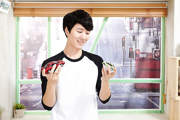 포토 JPG 스튜디오촬영 라이프스타일 남자 화분 맨라이프 창문 자동차 놀이 실내 한명 미소 웃음 들기 사람 동양인 상반신 20대 성인 취미 앞모습 장난감 놀이용품 한국인 블라인드 장난감자동차 즐거움 자동차놀이 자동차모형 남자만 남자한명만 성인남자만 청년만 청년남자만 청년남자한명만 성인한명만 성인남자한명만 성인만 국내포토 1 감정 육상교통 뷰포인트 모션 표정 인종 청년 내부 생활 모형 커튼 오브젝트 파일형식