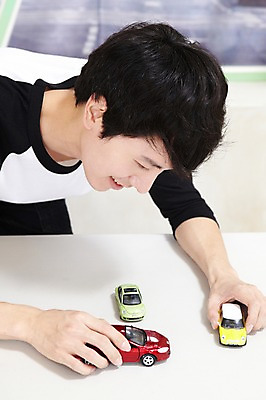 포토 JPG 스튜디오촬영 라이프스타일 남자 맨라이프 자동차 놀이 탁자 실내 한명 미소 웃음 사람 동양인 상반신 20대 성인 취미 장난감 놀이용품 한국인 장난감자동차 즐거움 자동차놀이 자동차모형 키덜트 남자만 남자한명만 성인남자만 청년만 청년남자만 청년남자한명만 성인한명만 성인남자한명만 성인만 국내포토 1 감정 육상교통 가구 표정 인종 청년 내부 생활 모형 오브젝트 파일형식