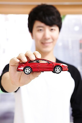 포토 JPG 스튜디오촬영 라이프스타일 남자 맨라이프 자동차 놀이 실내 한명 미소 웃음 들기 사람 동양인 상반신 20대 성인 취미 앞모습 아웃포커스 장난감 놀이용품 한국인 장난감자동차 즐거움 자동차놀이 자동차모형 남자만 남자한명만 성인남자만 청년만 청년남자만 청년남자한명만 성인한명만 성인남자한명만 성인만 국내포토 1 감정 육상교통 뷰포인트 모션 촬영기법 표정 인종 청년 내부 생활 모형 오브젝트 파일형식