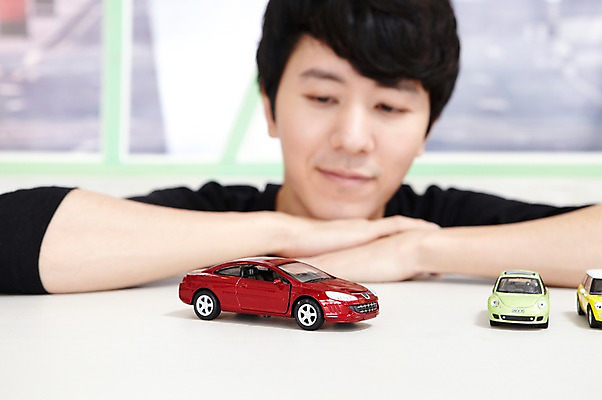 포토 JPG 스튜디오촬영 라이프스타일 남자 맨라이프 자동차 놀이 실내 한명 사람 동양인 상반신 20대 성인 취미 앞모습 아웃포커스 장난감 놀이용품 턱괴기 한국인 장난감자동차 즐거움 자동차놀이 자동차모형 남자만 남자한명만 성인남자만 청년만 청년남자만 청년남자한명만 성인한명만 성인남자한명만 성인만 국내포토 1 감정 육상교통 뷰포인트 모션 촬영기법 인종 청년 내부 생활 모형 오브젝트 파일형식