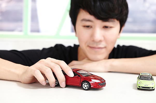 포토 JPG 스튜디오촬영 라이프스타일 남자 맨라이프 자동차 놀이 실내 한명 사람 동양인 상반신 20대 성인 취미 앞모습 아웃포커스 장난감 놀이용품 턱괴기 한국인 장난감자동차 즐거움 자동차놀이 자동차모형 남자만 남자한명만 성인남자만 청년만 청년남자만 청년남자한명만 성인한명만 성인남자한명만 성인만 국내포토 1 감정 육상교통 뷰포인트 모션 촬영기법 인종 청년 내부 생활 모형 오브젝트 파일형식