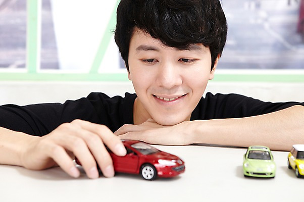 포토 JPG 스튜디오촬영 라이프스타일 남자 맨라이프 자동차 놀이 실내 한명 미소 웃음 사람 동양인 상반신 20대 성인 취미 앞모습 아웃포커스 장난감 놀이용품 턱괴기 한국인 장난감자동차 즐거움 자동차놀이 자동차모형 키덜트 남자만 남자한명만 성인남자만 청년만 청년남자만 청년남자한명만 성인한명만 성인남자한명만 성인만 국내포토 1 감정 육상교통 뷰포인트 모션 촬영기법 표정 인종 청년 내부 생활 모형 오브젝트 파일형식