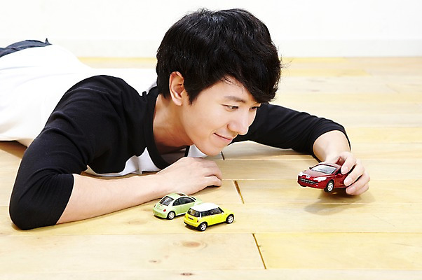 포토 JPG 스튜디오촬영 라이프스타일 남자 엎드리기 맨라이프 자동차 놀이 실내 한명 미소 웃음 들기 사람 동양인 상반신 20대 성인 취미 눕기 장난감 놀이용품 한국인 마루 장난감자동차 즐거움 자동차놀이 자동차모형 키덜트 남자만 남자한명만 성인남자만 청년만 청년남자만 청년남자한명만 성인한명만 성인남자한명만 성인만 국내포토 1 감정 육상교통 모션 바닥 표정 인종 청년 내부 생활 모형 오브젝트 파일형식