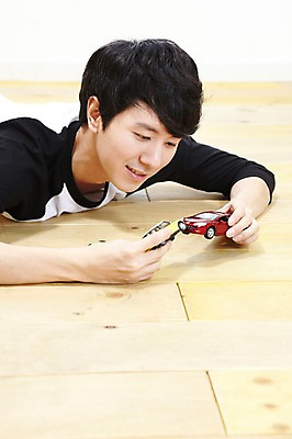 포토 JPG 스튜디오촬영 라이프스타일 남자 엎드리기 맨라이프 자동차 놀이 실내 한명 미소 웃음 들기 사람 동양인 상반신 20대 성인 취미 눕기 장난감 놀이용품 한국인 마루 장난감자동차 즐거움 자동차놀이 자동차모형 키덜트 남자만 남자한명만 성인남자만 청년만 청년남자만 청년남자한명만 성인한명만 성인남자한명만 성인만 국내포토 1 감정 육상교통 모션 바닥 표정 인종 청년 내부 생활 모형 오브젝트 파일형식