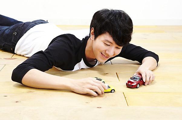 포토 JPG 스튜디오촬영 라이프스타일 남자 엎드리기 맨라이프 자동차 놀이 실내 한명 미소 웃음 사람 동양인 20대 성인 취미 눕기 장난감 놀이용품 한국인 마루 장난감자동차 즐거움 자동차놀이 자동차모형 남자만 남자한명만 성인남자만 청년만 청년남자만 청년남자한명만 성인한명만 성인남자한명만 성인만 국내포토 1 감정 육상교통 모션 바닥 표정 인종 청년 내부 생활 모형 오브젝트 파일형식