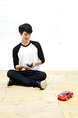 포토 JPG 스튜디오촬영 전신 라이프스타일 남자 맨라이프 자동차 놀이 실내 한명 들기 사람 앉기 동양인 20대 성인 취미 앞모습 장난감 놀이용품 한국인 블라인드 마루 리모컨 장난감자동차 즐거움 RC카 자동차놀이 자동차모형 남자만 남자한명만 성인남자만 청년만 청년남자만 청년남자한명만 성인한명만 성인남자한명만 성인만 국내포토 1 감정 육상교통 뷰포인트 모션 바닥 인종 청년 내부 생활 모형 커튼 오브젝트 파일형식