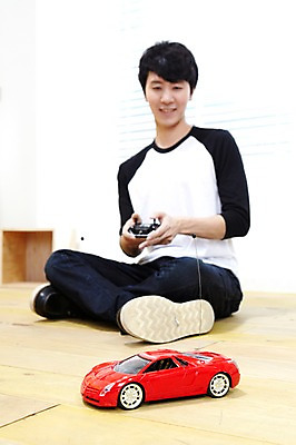 포토 JPG 스튜디오촬영 전신 라이프스타일 남자 맨라이프 자동차 놀이 실내 한명 미소 웃음 들기 사람 앉기 동양인 20대 성인 취미 앞모습 아웃포커스 장난감 놀이용품 한국인 블라인드 마루 리모컨 장난감자동차 즐거움 RC카 자동차놀이 자동차모형 키덜트 남자만 남자한명만 성인남자만 청년만 청년남자만 청년남자한명만 성인한명만 성인남자한명만 성인만 국내포토 1 감정 육상교통 뷰포인트 모션 바닥 촬영기법 표정 인종 청년 내부 생활 모형 커튼 오브젝트 파일형식