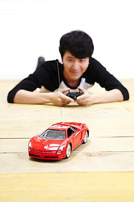 포토 JPG 스튜디오촬영 전신 라이프스타일 남자 엎드리기 맨라이프 자동차 놀이 실내 한명 미소 웃음 들기 사람 동양인 20대 성인 취미 앞모습 아웃포커스 눕기 장난감 놀이용품 한국인 마루 리모컨 장난감자동차 즐거움 RC카 자동차놀이 자동차모형 키덜트 남자만 남자한명만 성인남자만 청년만 청년남자만 청년남자한명만 성인한명만 성인남자한명만 성인만 국내포토 1 감정 육상교통 뷰포인트 모션 바닥 촬영기법 표정 인종 청년 내부 생활 모형 오브젝트 파일형식