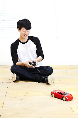 포토 JPG 스튜디오촬영 전신 라이프스타일 남자 맨라이프 자동차 놀이 실내 한명 미소 웃음 들기 사람 앉기 동양인 20대 성인 취미 앞모습 장난감 놀이용품 한국인 블라인드 마루 리모컨 장난감자동차 즐거움 RC카 자동차놀이 자동차모형 키덜트 남자만 남자한명만 성인남자만 청년만 청년남자만 청년남자한명만 성인한명만 성인남자한명만 성인만 국내포토 1 감정 육상교통 뷰포인트 모션 바닥 표정 인종 청년 내부 생활 모형 커튼 오브젝트 파일형식