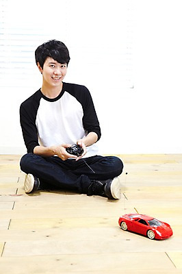 포토 JPG 스튜디오촬영 전신 라이프스타일 남자 맨라이프 자동차 놀이 실내 한명 미소 웃음 들기 사람 앉기 동양인 20대 성인 취미 앞모습 장난감 놀이용품 한국인 블라인드 마루 리모컨 장난감자동차 즐거움 RC카 자동차놀이 자동차모형 남자만 남자한명만 성인남자만 청년만 청년남자만 청년남자한명만 성인한명만 성인남자한명만 성인만 국내포토 1 감정 육상교통 뷰포인트 모션 바닥 표정 인종 청년 내부 생활 모형 커튼 오브젝트 파일형식