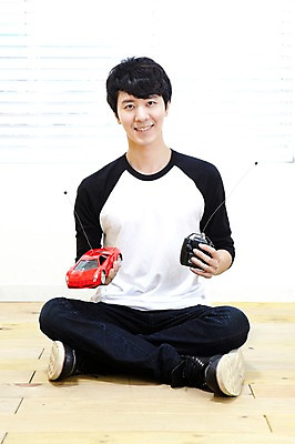 포토 JPG 스튜디오촬영 전신 라이프스타일 남자 맨라이프 자동차 놀이 실내 한명 미소 웃음 들기 사람 앉기 동양인 20대 성인 취미 앞모습 장난감 놀이용품 한국인 블라인드 마루 리모컨 장난감자동차 즐거움 RC카 자동차놀이 자동차모형 남자만 남자한명만 성인남자만 청년만 청년남자만 청년남자한명만 성인한명만 성인남자한명만 성인만 국내포토 1 감정 육상교통 뷰포인트 모션 바닥 표정 인종 청년 내부 생활 모형 커튼 오브젝트 파일형식