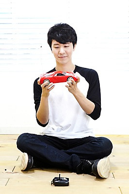 포토 JPG 스튜디오촬영 전신 라이프스타일 남자 맨라이프 자동차 놀이 실내 한명 들기 사람 앉기 동양인 20대 성인 취미 앞모습 장난감 놀이용품 한국인 블라인드 마루 리모컨 장난감자동차 즐거움 RC카 자동차놀이 자동차모형 남자만 남자한명만 성인남자만 청년만 청년남자만 청년남자한명만 성인한명만 성인남자한명만 성인만 국내포토 1 감정 육상교통 뷰포인트 모션 바닥 인종 청년 내부 생활 모형 커튼 오브젝트 파일형식