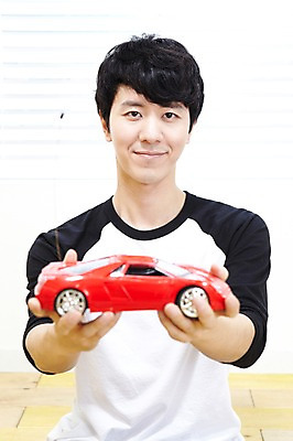 포토 JPG 스튜디오촬영 라이프스타일 남자 맨라이프 자동차 놀이 실내 한명 미소 웃음 들기 사람 동양인 상반신 20대 성인 취미 앞모습 장난감 놀이용품 한국인 블라인드 마루 장난감자동차 즐거움 RC카 자동차놀이 자동차모형 남자만 남자한명만 성인남자만 청년만 청년남자만 청년남자한명만 성인한명만 성인남자한명만 성인만 국내포토 1 감정 육상교통 뷰포인트 모션 바닥 표정 인종 청년 내부 생활 모형 커튼 오브젝트 파일형식