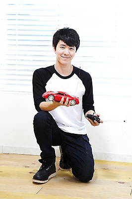 포토 JPG 스튜디오촬영 전신 라이프스타일 남자 맨라이프 자동차 놀이 실내 한명 미소 웃음 들기 사람 앉기 동양인 20대 성인 취미 앞모습 장난감 놀이용품 한국인 블라인드 마루 리모컨 장난감자동차 즐거움 RC카 자동차놀이 자동차모형 남자만 남자한명만 성인남자만 청년만 청년남자만 청년남자한명만 성인한명만 성인남자한명만 성인만 국내포토 1 감정 육상교통 뷰포인트 모션 바닥 표정 인종 청년 내부 생활 모형 커튼 오브젝트 파일형식