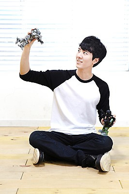 포토 JPG 스튜디오촬영 전신 라이프스타일 남자 맨라이프 놀이 실내 한명 들기 사람 앉기 동양인 20대 성인 취미 앞모습 장난감 놀이용품 한국인 블라인드 마루 로봇 즐거움 키덜트 남자만 남자한명만 성인남자만 청년만 청년남자만 청년남자한명만 성인한명만 성인남자한명만 성인만 국내포토 1 감정 뷰포인트 모션 바닥 인종 청년 내부 생활 커튼 오브젝트 파일형식