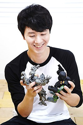 포토 JPG 스튜디오촬영 라이프스타일 남자 맨라이프 놀이 실내 한명 미소 웃음 들기 사람 앉기 동양인 상반신 20대 성인 취미 앞모습 장난감 놀이용품 한국인 블라인드 마루 로봇 즐거움 남자만 남자한명만 성인남자만 청년만 청년남자만 청년남자한명만 성인한명만 성인남자한명만 성인만 국내포토 1 감정 뷰포인트 모션 바닥 표정 인종 청년 내부 생활 커튼 오브젝트 파일형식