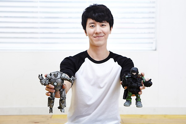 포토 JPG 스튜디오촬영 라이프스타일 남자 맨라이프 놀이 실내 한명 미소 웃음 들기 사람 동양인 상반신 20대 성인 취미 앞모습 장난감 놀이용품 한국인 블라인드 로봇 즐거움 키덜트 남자만 남자한명만 성인남자만 청년만 청년남자만 청년남자한명만 성인한명만 성인남자한명만 성인만 국내포토 1 감정 뷰포인트 모션 표정 인종 청년 내부 생활 커튼 오브젝트 파일형식