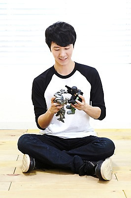 포토 JPG 스튜디오촬영 전신 라이프스타일 남자 맨라이프 놀이 실내 한명 들기 사람 앉기 동양인 20대 성인 취미 앞모습 장난감 놀이용품 한국인 블라인드 마루 로봇 즐거움 남자만 남자한명만 성인남자만 청년만 청년남자만 청년남자한명만 성인한명만 성인남자한명만 성인만 국내포토 1 감정 뷰포인트 모션 바닥 인종 청년 내부 생활 커튼 오브젝트 파일형식